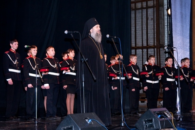 Архиепископ Феодосий поздравляет кадет.jpg